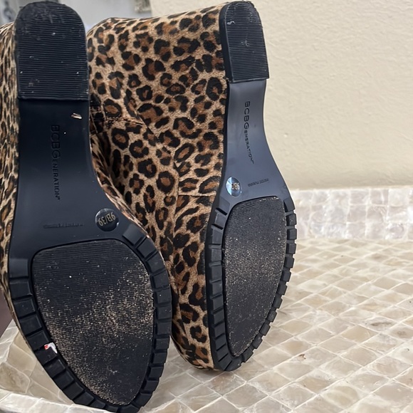 BCBG animal print wedge heel ankle boot. Size 9 - Picture 5 of 5